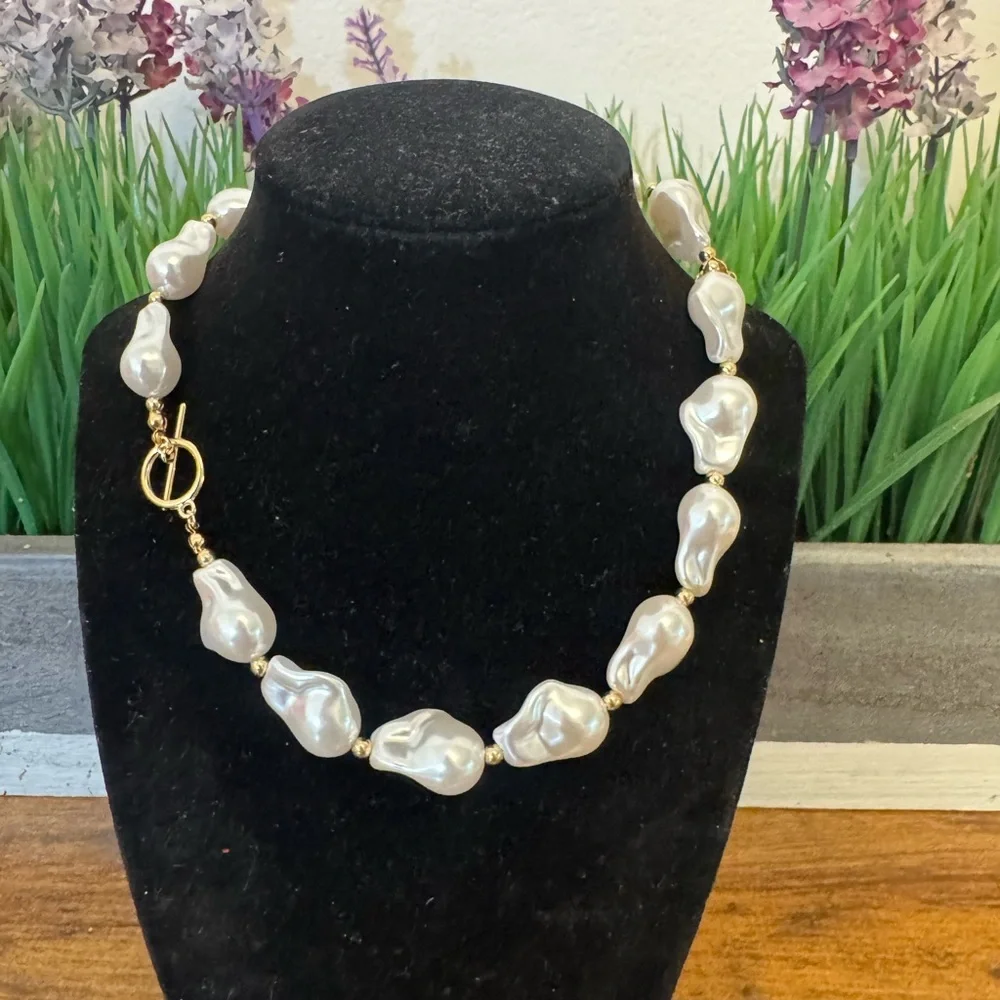 Elegant Gold and White Pearl Necklace